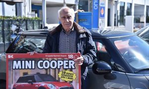 ΣΚΡΑΤΣ «ΜΙΝΙ COOPER»: Τυχερός παίκτης από την Πτολεμαΐδα ποζάρει με το αυτοκίνητο που κέρδισε