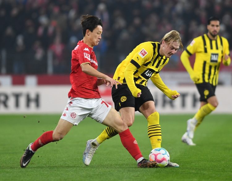 MAINZ, GERMANY - JANUARY 25: Jae-sung Lee of 1. FSV Mainz 05 and Julian Brandt of Borussia Dortmund battle for the ball during the Bundesliga match between 1. FSV Mainz 05 and Borussia Dortmund at MEWA Arena on January 25, 2023 in Mainz, Germany. (Photo by Ralf Treese/DeFodi Images via Getty Images)